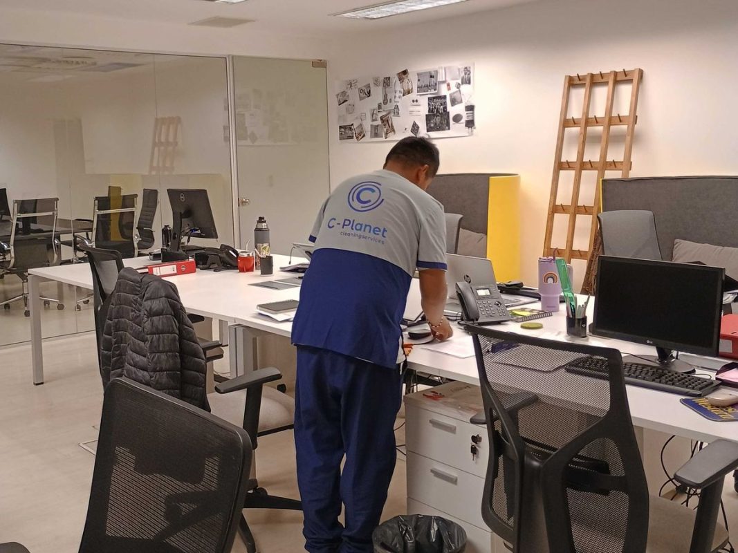 Personal de C-Planet con uniforme limpiando una oficina en Buenos Aires