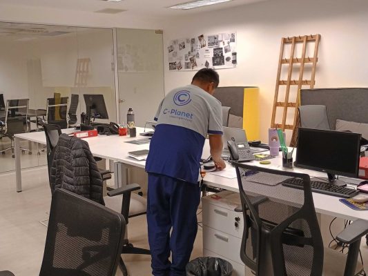 Personal de C-Planet con uniforme limpiando una oficina en Buenos Aires